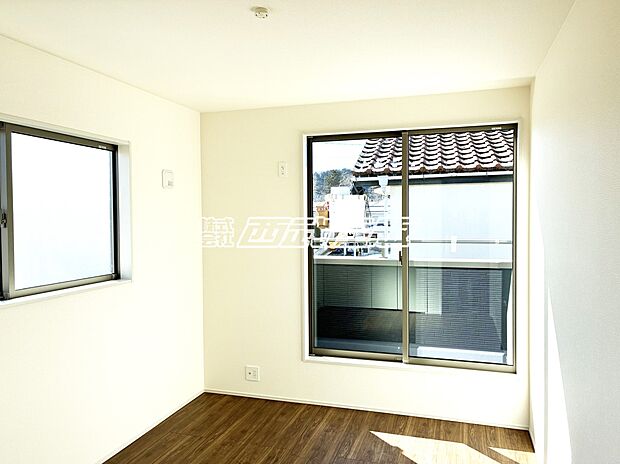 【洋室】【2階・洋室】2面採光でバルコニーに面した明るいお部屋です。
