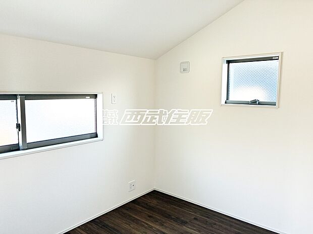 【洋室】【2階・洋室】2面採光で明るく、家具のレイアウトもしやすそうですね!