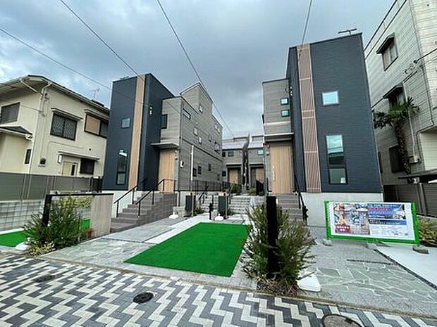 【外観】
こだわりのデザイン住宅のご紹介です。完成済みの為いつでも内見可能です。