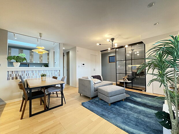 【B号棟LDK】LDKは広々とした16.3帖の空間!
南×西の2面採光で明るいリビング