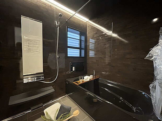 【バスルーム】液晶TV付きのバスルームで、バスタイムもゆっくり寛ぎの空間に。