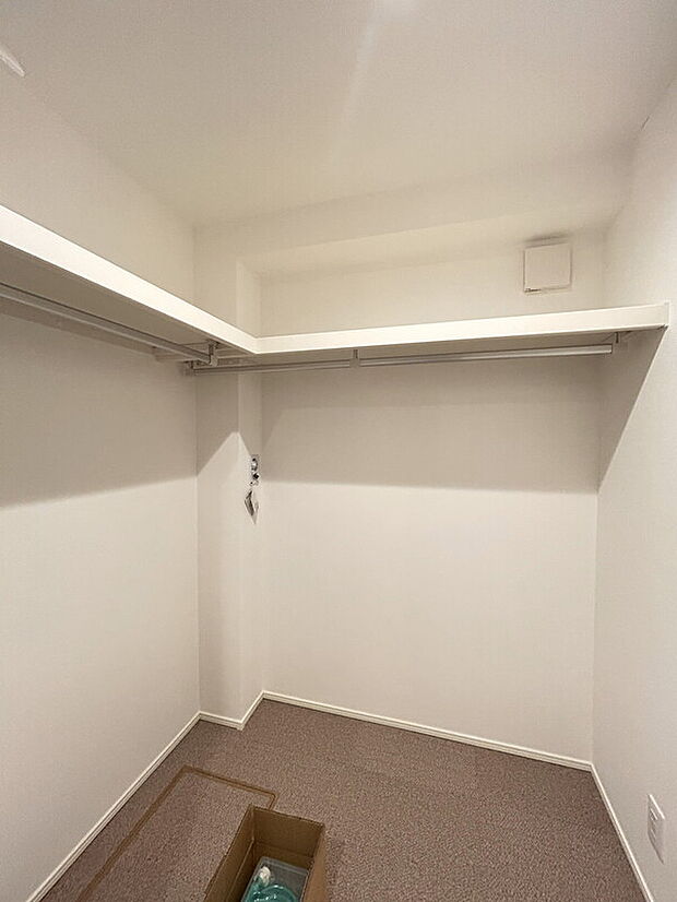 【ウォークインクローゼット】主寝室にウォークインクローゼットあり。大容量の収納スペースでお部屋がスッキリと片付きます。