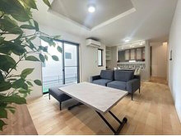 【LDK】大きな開口部から自然光が差し込む明るいリビング。時間帯によって表情が変わる心地よい空間
