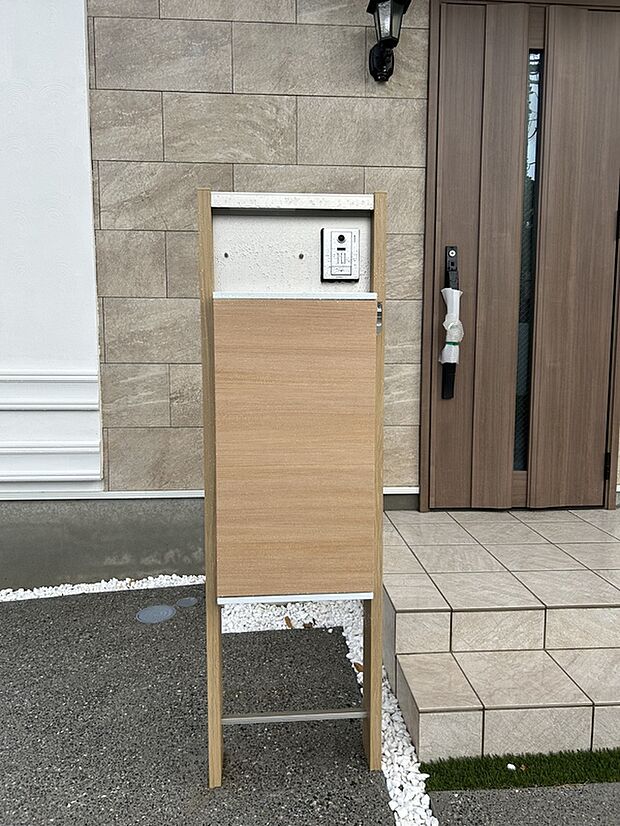 【宅配ボックス付きメールボックス】留守時に荷物の受け取りができる宅配ボックス付き。