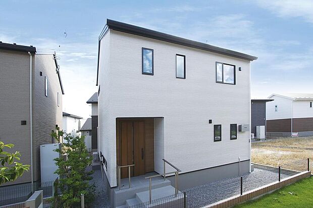 No.5-2 ホワイトのシンプルな外観。玄関部分の木目がアクセントになっています。太陽光搭載で創エネ、省エネを実現!