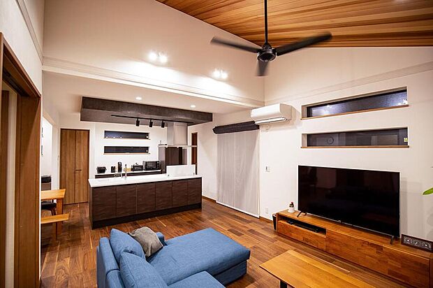 【建物プラン例（内観写真）】（建築実例）
リビングの勾配天井は無垢のレッドシダーで仕上げ、木のぬくもりを家族の空間にプラス。
天井高が高くなることで、開放感も演出しています。