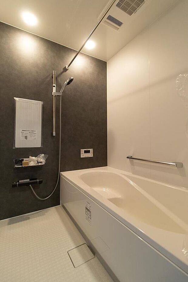 【浴室】腰を掛けて半身浴も楽しめる浴槽となっております。一日の疲れを洗い流して、ゆったりとお寛ぎください。