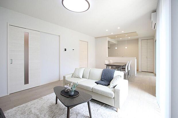 No.9 リビング
家族が集まるLDKは快適な空間に。大きな窓から心地よい陽光をたっぷりと採り込みます。
(2025年7月)撮影