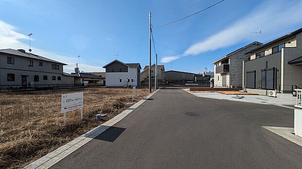 分譲地内の道路は6ｍあり、車庫入れもラクラク。
