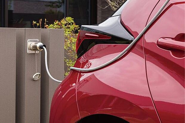 【クルマde給電】「クルマde 給電」は、クルマ※を住まいとつなぎ電源として利用する非常時給電システム。
※「クルマde 給電」はトヨタホームの登録商標です。
※AC100V・1500W/非常時給電システム付コンセントを搭載した自動車。AC100V/1500Wコンセントまたはヴィークルパワーコネクターをお使いいただく際は、事前に各車両(トヨタ自動車)の取扱説明書をご確認ください。