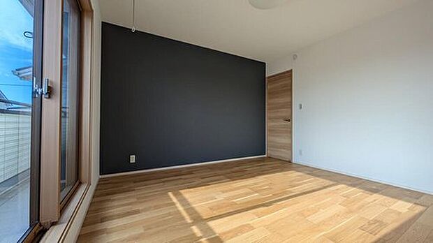 【主寝室】NO.８
黒のアクセントクロスが落ち着いた印象をあたえる主寝室。日当たり抜群のバルコニーは２部屋にまたがるロングタイプ。布団もたくさん並べて干すことができます♪