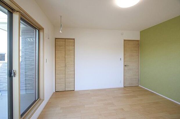 【No.3 主寝室】主寝室には大容量のウォークインクローゼットを備えており、衣類や荷物をすっきり整理できます。さらに開放的なバルコニーがあり、心地よい風と光を感じながら過ごせます。
(2026年3月)撮影