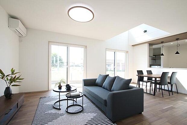 【リビング】No.10
18帖のリビングは南に面しており、日当たり良好◎セカンドルームもあり、家族がゆったり過ごせる空間になっております。
室内(2025年10月)撮影