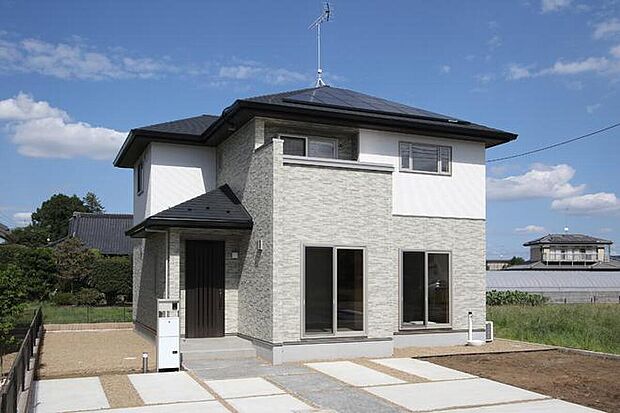 【現地外観写真】No.2
GX志向型住宅 補助金160万円対象
太陽光発電システム搭載で省エネを実現!南向きで陽当り良好です。