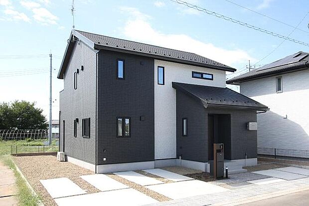 【現地外観写真】No.10
白と黒のコントラストが際立つ洗練された邸宅です。