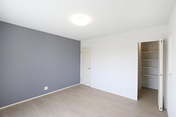 【リビング以外の居室】No.9
主寝室には3帖のウォークインクローゼットがあります。バルコニーへの出入りも主寝室からできます。