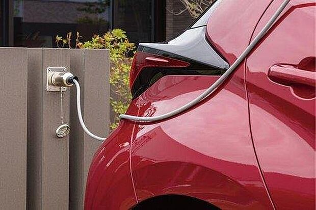 【クルマde 給電】「クルマde 給電」は、クルマ※を住まいとつなぎ電源として利用する非常時給電システム。
※「クルマde 給電」はトヨタホームの登録商標です。
※AC100V・1500W/非常時給電システム付コンセントを搭載した自動車。AC100V/1500Wコンセントまたはヴィークルパワーコネクターをお使いいただく際は、事前に各車両(トヨタ自動車)の取扱説明書をご確認ください。