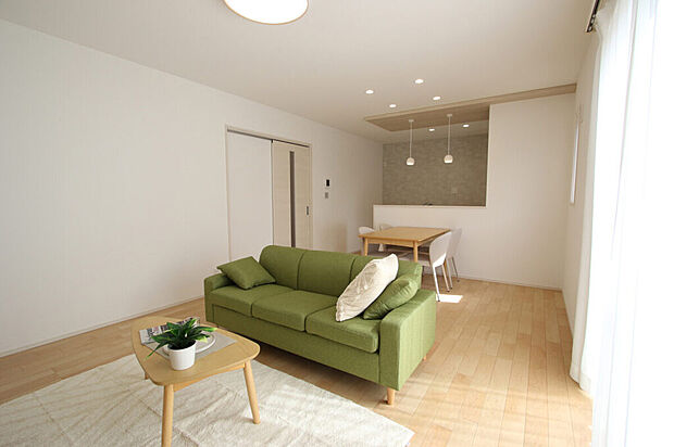 【No.5　LDK】16帖のLDKは、南に面しており陽当たり良好◎落ち着いた色合いに包まれたリビングが、心をゆるめる穏やかな時間をつくります。