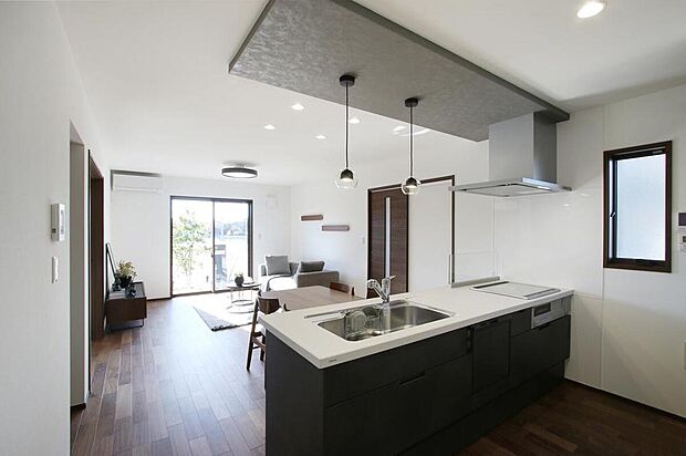 NO.2
IHクッキングヒーター、食器洗浄乾燥機を備えたシステムキッチンです。