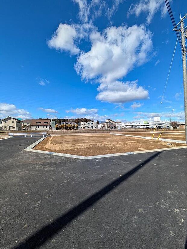 前面6m道路、すれ違いも楽々。