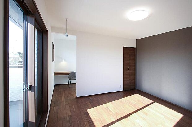 【リビング以外の居室】NO.2
落ち着いた雰囲気の主寝室は、1日の疲れを癒やすプライベート空間。心地よい眠りへと導きます。