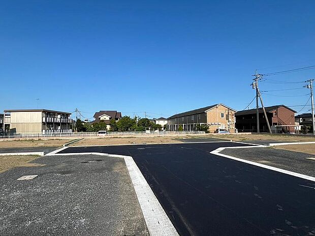 【現地土地写真】お買い物施設や公園が身近な立地。家族の毎日にちょうどいい利便性を実感できます。現地(2025年7月)撮影