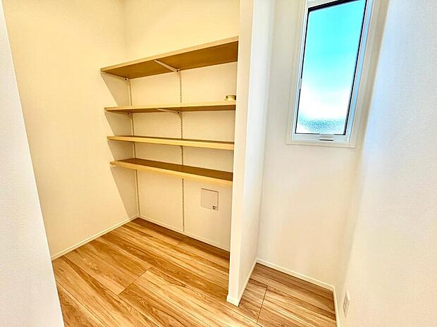 【収納】ウォークインスタイルの広々パントリー♪食料品や冷凍庫を置くことができます。