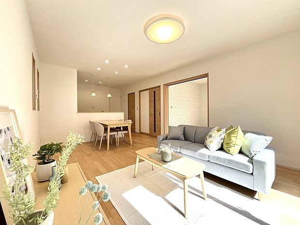 【リビング】NO.7   リビング　　　　　　　　　　　　　　　　　　　　　　　LDK一体型のレイアウトで、開放感あふれる暮らしを実現。家族が自然と集まる居心地のよい住まいです。