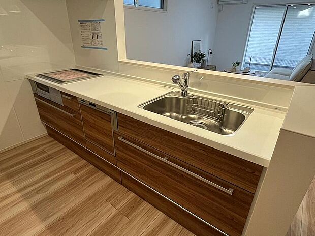 【キッチン】IHクッキングヒーター、食器洗浄乾燥機を備えたシステムキッチンです。