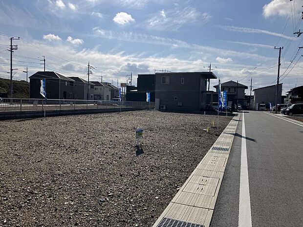 分譲地内は地域の園児が良く散歩に使うほど自動車の通り抜けが少ないため、お子様がいるご家庭でも安心してお住まいいただけます。(2025.11撮影)