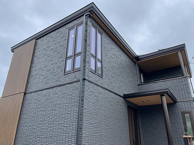 【外観】アクセントのコーナー窓を設置したシルエット(2024年7月撮影)