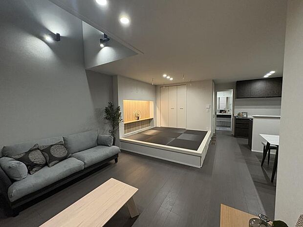 【2-11号地　リビング】吹き抜けのあるリビングは開放感抜群。小上がりの畳スペースやたくさんの収納があり、ホテルライクな空間が広がります。