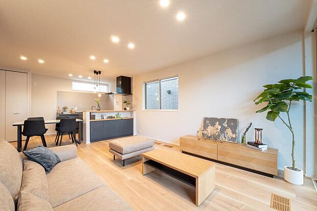 【2-10号地　リビング】木目を基調とした明るいLDK格子を配置しメリハリのあるLDKになっております。