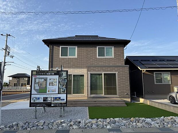 【【外観】】LDKから出ることのできる庭にはタイルデッキがあり、バーベキューや星空観察、夏にはプールなど、子供が季節を感じながら安全に外を楽しめます。(2025.4.3撮影)