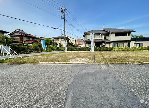 【全面道路】静かな住宅街に位置し、落ち着いた住環境が魅力です。(2025年7月撮影)※写真は一部明るさの補正を施しており、実際とは見え方が異なる場合があります。