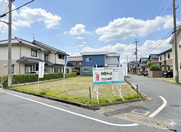 【全面道路】現地写真(2025年7月撮影)。約50坪のお土地で前面道路は約6.3mとお車のすれ違いも安心できます。※明るさ補正済