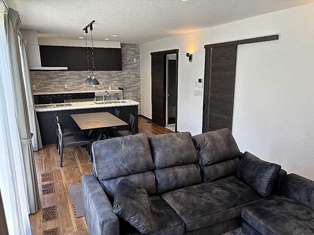 【18号地LDK】【18号地LDK】キッチンからリビングまでを一体の空間としてレイアウト。家事をしながらリビングで寛ぐご家族との会話も弾みます(2025年8月撮影)