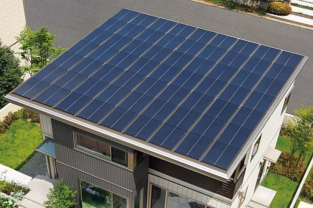 【太陽光発電システム】屋根一面に設置したソーラーがたっぷり発電。もしもの災害時でも電気を使える安心が。ソーラー発電で月々の光熱費が抑えられます。テレワークで自宅の電力消費が増えても安心。