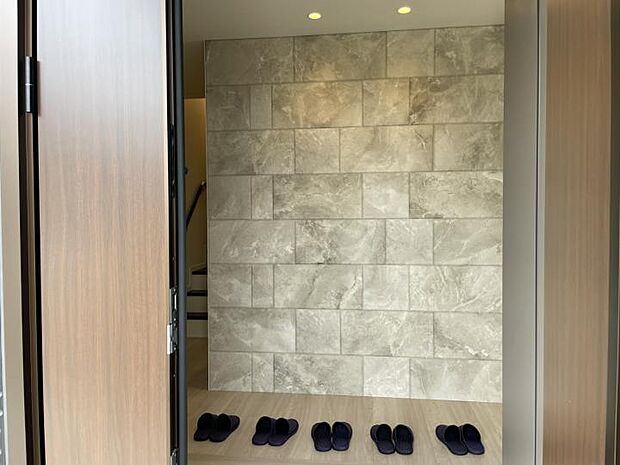 【【玄関ホール】】【玄関ホール】玄関正面にはエコカラットを貼っており高級感のあるアイキャッチとなっています(2024年7月撮影)