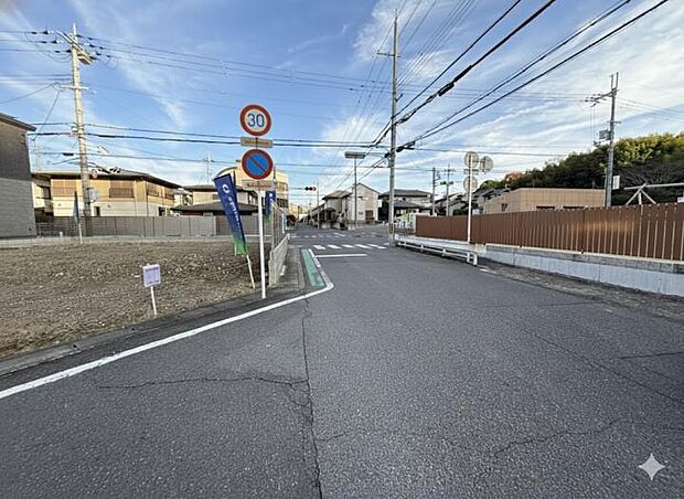 【前面道路写真】現地写真(2025.3撮影)※写真は一部明るさの補正を施しており、実際とは見え方が異なる場合があります