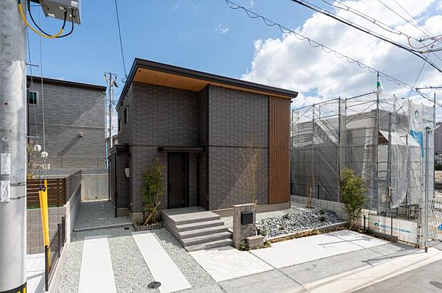 【ダイニングキッチン】キッチンを中心に家族が集まりやすいLDKです。(2024年9月撮影)写真はCG合成しており実際とは多少異なります。