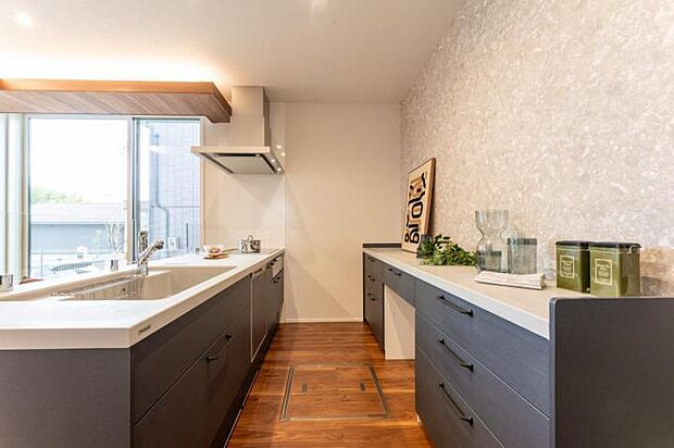 【キッチン】アイランド型のキッチンで家族と会話が出来るコミュニケーションキッチン。便利なパントリーも装備(2024年9月撮影)