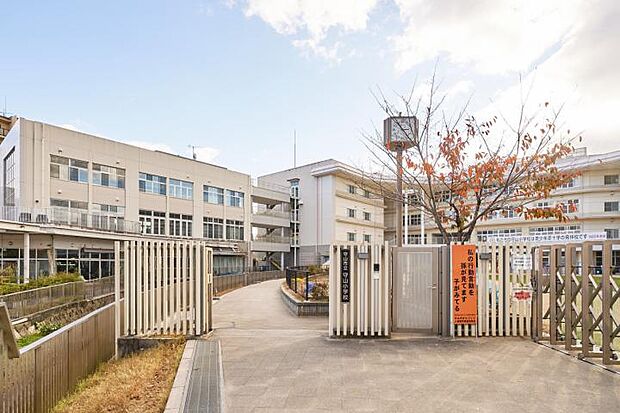 守山市立守山小学校（約1,810m）