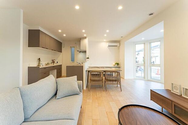 【2-6号地分譲住宅】【2-6号地　LDK】半円形のボウウィンドウによってLDKにたくさんの光が降り注ぎます。明るく開放的な空間でお子様もすくすくと成長して頂けます。(2025.9撮影)