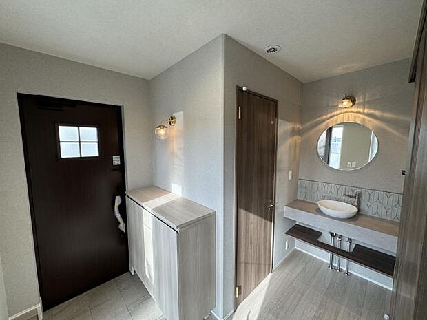 【16号地分譲住宅エントランス】シンプルで清潔感のある洗面所で、毎日の生活が快適に。(2025.11月撮影)