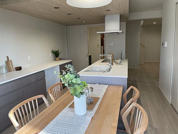 【16号地分譲住宅LDK】シンプルで使いやすい設計のキッチン。毎日の料理が快適に。