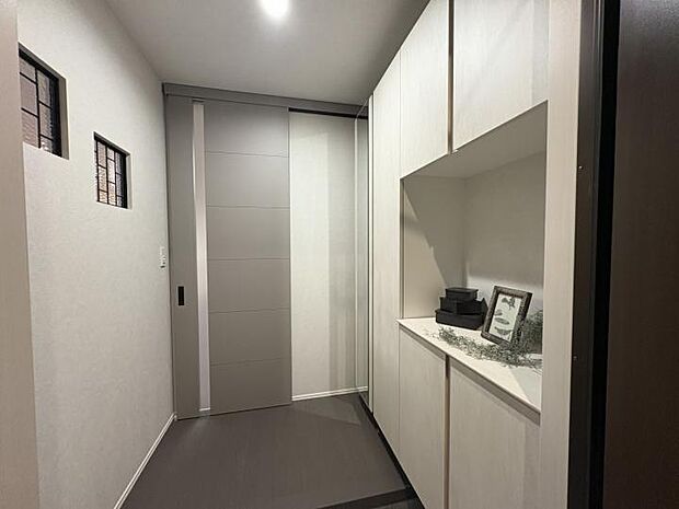 【1-10号地分譲住宅】【2-11号地　エントランス】リモートキーで買い物帰りや子供を抱っこしていても楽々オープンできます。大容量の靴収納があり、すっきりとしてスタイリッシュなデザインが魅力です。