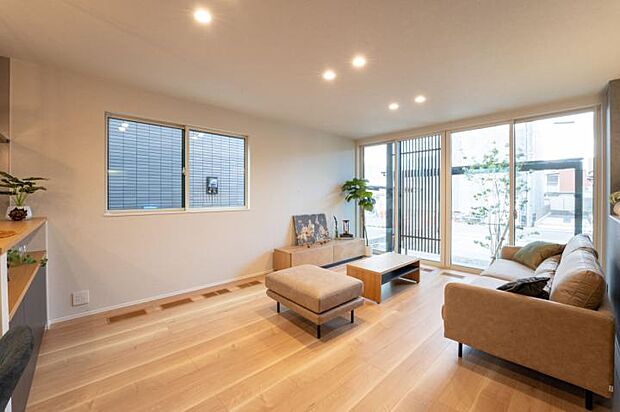 【2-10号地分譲住宅】【2-10号地　LDK】 まるでオシャレなカフェにいるような落ち着き空間を演出。