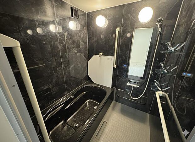 【【2-13号地　バス】】【2-13号地　浴室】黒を基調としたパナソニックの浴室です。ラックなどは排除し、マグネットでつけるようにしております。（イメージ図です）