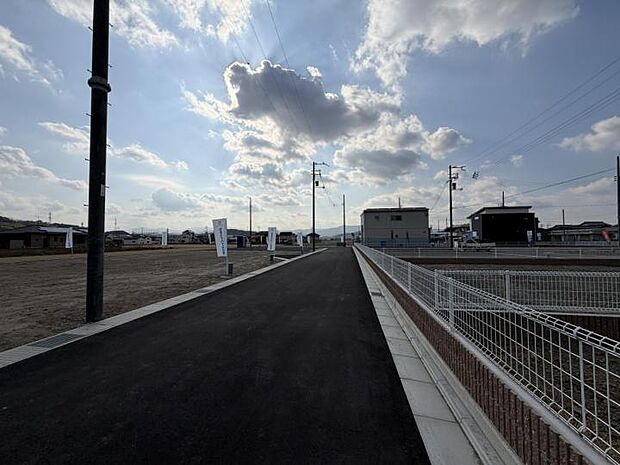 【分譲地内前面道路】(2026年2月撮影)